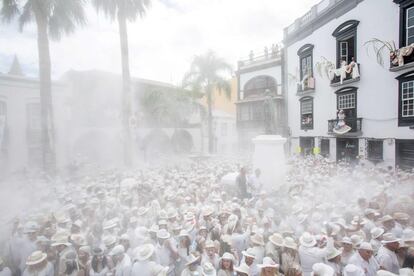 Una multitud cubierta de polvos de talco participa en el carnaval callejero de 'Los Indianos' en Santa Cruz de la Palma, en la isla canaria española de La Palma.