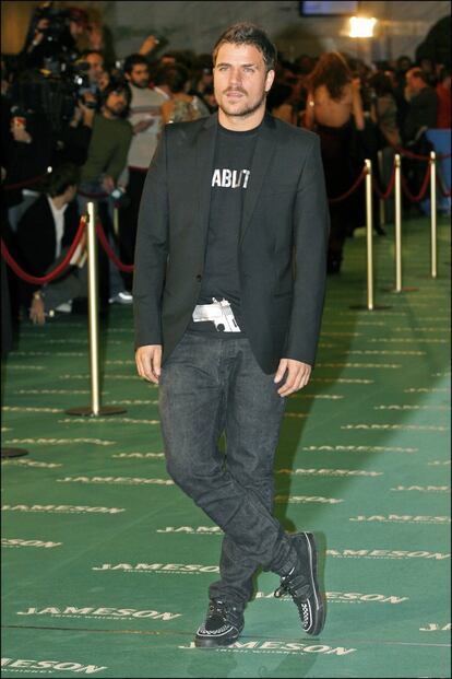 No hay nada de malo con el estilismo de Dani Martín, pero la camiseta, los vaqueros y las zapatillas no es lo más adecuado para ir a la noche del cine español. Y eso es precisamente lo que escogió el cantante para aparecer en la alfombra verde de los Goya de 2007.