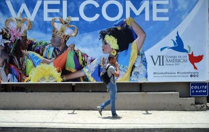 Homem passa por cartaz da convenção no Panamá.