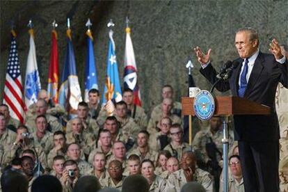 El secretario de Defensa de EE UU, Donald Rumsfeld, en la base de Camp Udairi, en Kuwait, en diciembre pasado.