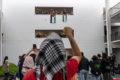 Estudiantes propalestinos ocupan una parte de la Escuela Politécnica Federal de Lausana, este martes en Suiza.