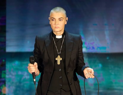 Sinéad O'Connor, vestida de cura, en el programa de la RAI italiana 'Che Tempo che Fa', el 5 de octubre de 2014.
