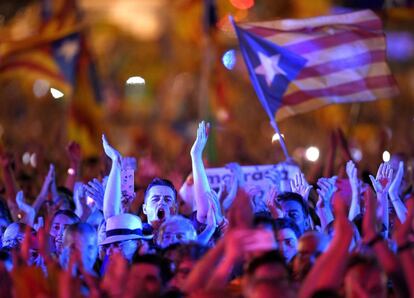 Una multitud aplaude durante la última manifestación pro-independentista convocada en Barcelona antes del referéndum.