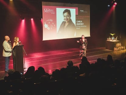 Carla Jiménez recebe o troféu Mulher Imprensa na categoria diretora de redação