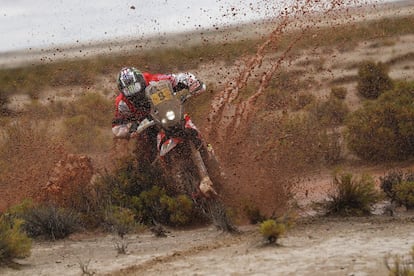 El piloto estadounidense Ricky Brabec conduce su motocicleta Honda durante la séptima etapa del Rally Dakar 2017, entre La Paz y Uyuni (Bolivia).