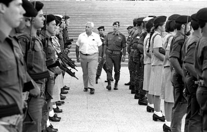 30 de octubre de 1981. Ariel Sharon, en su etapa de ministro de Defensa israel&iacute;, pasa revista a la guardia de honor  durante una visita a la base militar de la Comandancia Central.