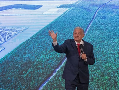 López Obrador habla sobre las obras del Tren Maya, durante una de sus conferencias de prensa matutinas.