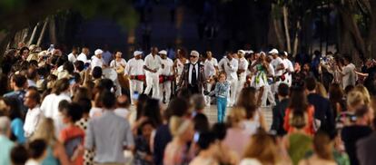 El director creativo de Chanel, Karl Lagerfeld, se despidió del público al finalizar el desfile con su ahijado, Hudson Kroenig, de la mano.