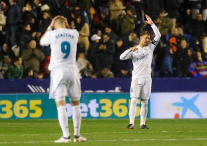 Sergio Ramos y Benzema se lamentan despu&eacute;s del empate a dos del Levante. 