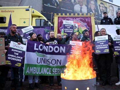 Trabajadores del servicio de ambulancias protestan este miércoles, en Londres.