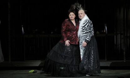 Lady Macbeth y Macbeth en un momento de la ópera.