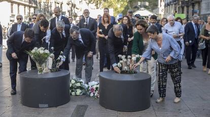 Barcelona rinde homenaje este sábado a las víctimas de los atentados yihadistas en el segundo aniversario de los ataques en la Rambla de la capital catalana y en Cambrils, que dejaron 16 muertos y 155 heridos. En la imagen, desde la izquierda, Pere Aragonès, Roger Torrent, Fernando Grande-Marlaska, Manuel Cruz, Quim Torra, Ada Colau y Teresa Cunillera en el homenaje en Barcelona.