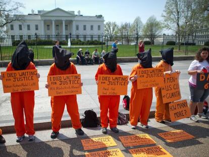 Un grupo de manifestantes pide frente a la Casa Blanca en Washington el cierre de Guant&aacute;namo.