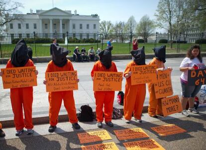 Un grupo de manifestantes pide frente a la Casa Blanca en Washington el cierre de Guant&aacute;namo.