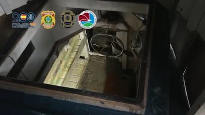 Zona de mando del narcosubmarino localizado en Brasil cuando estaba a punto de iniciar una travesía con destino a España, en una imagen del vídeo facilitado por la Policía Nacional.