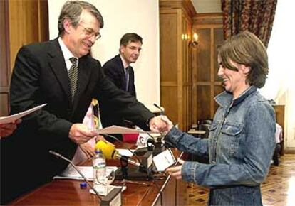 Gonzalo Gil, subgobernador del Banco de Espa?a, entrega ayer un diploma a una alumna en la UIMP de Santander.