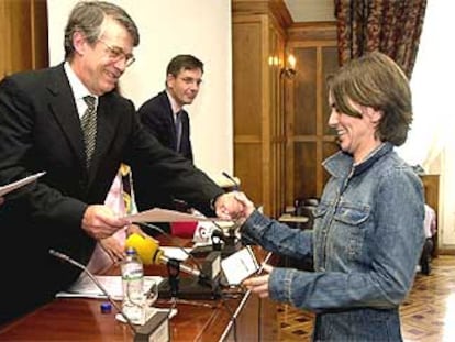 Gonzalo Gil, subgobernador del Banco de España, entrega ayer un diploma a una alumna en la UIMP de Santander.