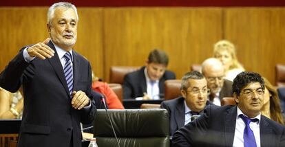 Jos&eacute;  Antonio Gri&ntilde;&aacute;n y Diego Valderas, en el Parlamento el pasado 14 de junio. 