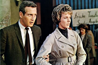 Cortina rasgada. Alfred Hitchcock utiliza el trench en muchas de sus películas para reforzar el suspense y la personalidad de sus personajes. Crimen Perfecto o Rebeca son buenos ejemplos, pero no podíamos olvidar la sencillez de este look de Julie Andrews con jersey negro de cuello alto en Cortina rasgada.