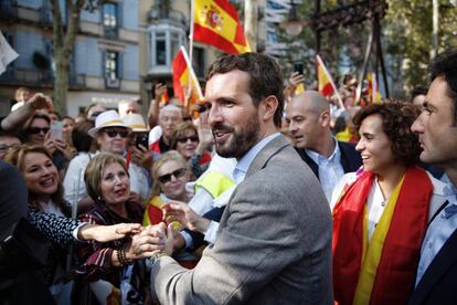 El líder del PP, Pablo Casado: "Para mí es muy especial volver a estar en las calles de Barcelona. Hay que decirle a los catalanes que no están solos. Cataluña ha disfrutado de un autogobierno magnífico. Hay que garantizar su convivencia. Tenemos que recuperar el sentido común, algo que se ha roto en la sociedad catalana". Cientos de manifestantes cantan “yo soy español” y gritan vivas a España mientras habla Casado.