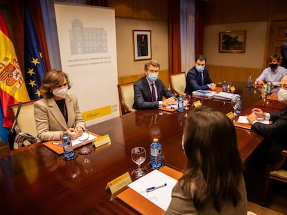 La vicepresidenta Carmen Calvo, este miércoles con el presidente de la Xunta, el de la Diputación de A Coruña y el alcalde de Sada en la Delegación del Gobierno de A Coruña.