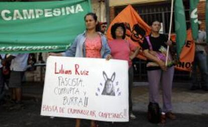 Un grupo de campesinos participan en una manifestacin, frente a la sede de la Fiscala General de Asuncin (Paraguay).