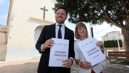 Pablo Ruz, futuro alcalde de Elche, y la portavoz de Vox, Aurora Rodil, en la ermita Santa Ana de Valverde.
