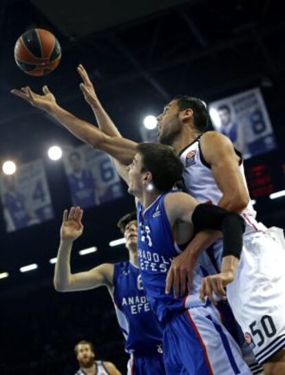 Salah Mejri, del Madrid, disputa un balón con Matt Janning, del Efes.