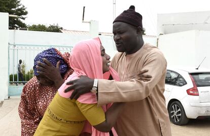Familiares se lamentan por la pérdida de sus bebés delante del hospital Mame Abdoul Aziz Sy Dabakh de Tivaouane, este jueves.