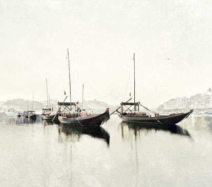 Barcos no nevoeiro, Porto, Portugal.