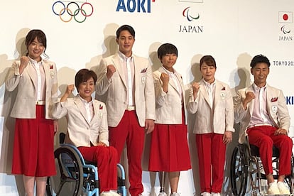 Delegação japonesa com seu uniforme olímpico.