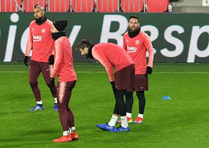 Vidal, Rakitic, Piqué y Messi, en el entrenamiento de este martes en Eindhoven.