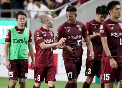 Andrés Iniesta conversa con su compañero de equipo del Vissel Kobe Wellington después del partido.