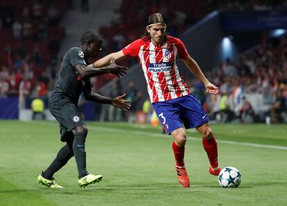 El futbolista del Atlético de Madrid, Filipe Luis, controla el balón ante el jugador del Chelsea N'Golo Kante.