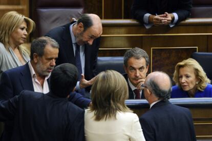 Alfredo Pérez Rubalcaba dialoga con Cristóbal Montoro en presencia del presidente Zapatero, la vicepresidenta Salgado y otros diputados.