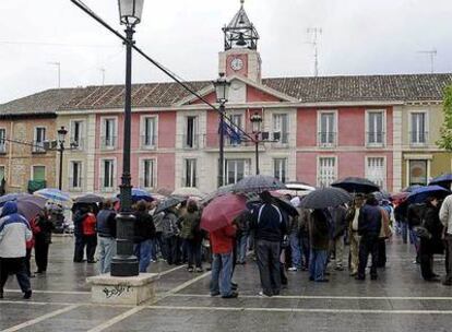 Concentración silenciosa organizada en la Plaza de la Constitución de Aranjuez.