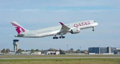 Un avión de Qatar Airways despega desde el aereopuerto Adolfo Suárez Madrid-Barajas