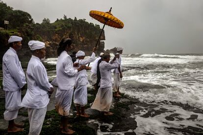 Un grupo de devotos hindúes rezan durante una ceremonia ritual en la playa de Ngobaran (Indonesia).