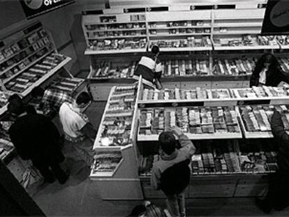 Estanterías de discos legales en una tienda de música.