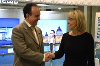 Imagen cedida por la Junta de Andalucía del consejero de Turismo y Comercio, Rafael Rodríguez durante la segunda jornada de su visita a la Feria Internacional de Turismo de Moscú (MITT 2014), donde ratificó el convenio de cooperación con Natalie Tour, el operador turístico ruso que lidera con diferencia en el mercado español. EFE/Junta de Andalucía