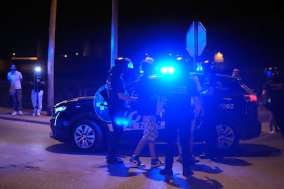 Agentes de policía identifican a varios jóvenes, este domingo en Torre Pacheco.