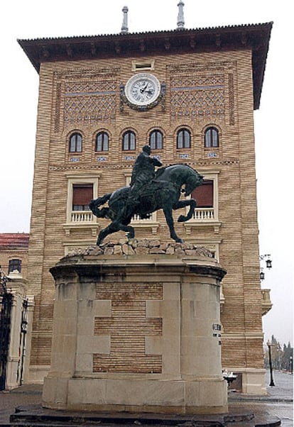 Estatua de Franco en la Academia de Zaragoza.