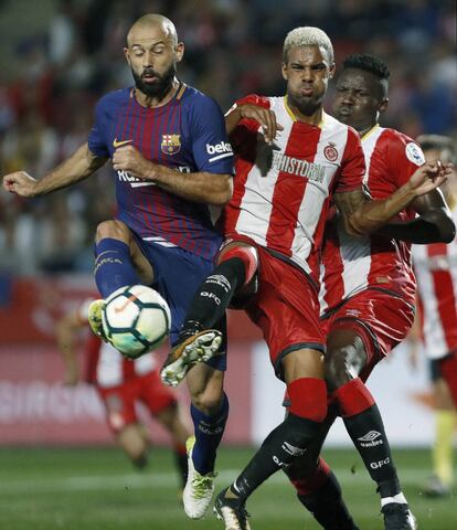 Javier Mascherano, pelea por el balón con el jugador del Girona, Jonás Ramalho.