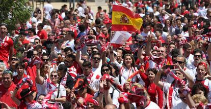 Miles de aficionados del Sevilla toman Madrid con motivo de la final de la Copa del Rey ante el Barcelona y se concentraron en las zonas turísticas del centro de la capital y en la zona reservada a su afición en el Parque de San Isidro, junto al Vicente Calderón, en medio de un ambiente festivo.