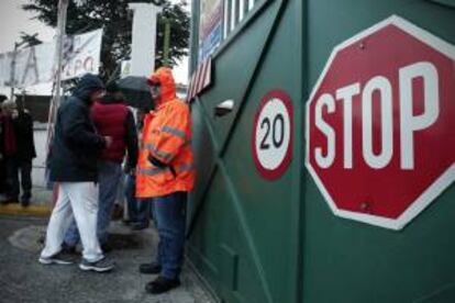 Un empleado de metro junto a la entrada de una de las principales estaciones de metro en Atenas (Grecia) hoy. Los trabajadores del metro continúan en huelga por octavo día consecutivo a pesar de que los tribunales la han declarado huelga ilegal y contra la que el gobierno ha anunciado acciones legales si no se reestablece el tráfico.