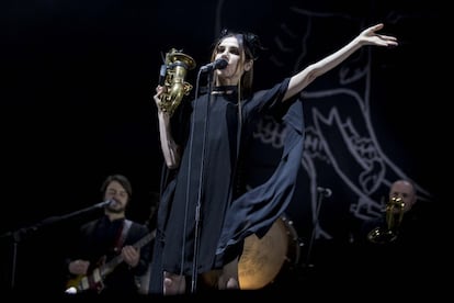 La cantante Polly Jean Harvey, mejor conocida como PJ Harvey, hizo una solemne aparición durante el primer día del festival.