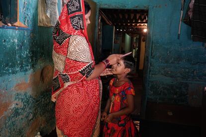 La madre de Priyambada Rana, de siete años, prepara a su hija antes de salir de camino a su escuela en Cuttack, en el estado de Orissa, India.