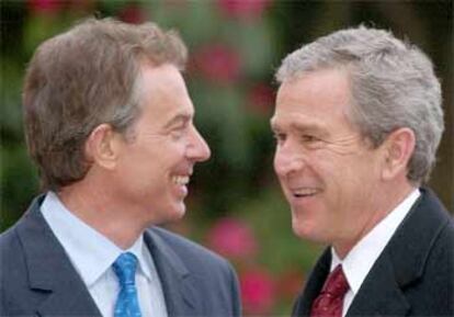 El presidente de EE UU, George W. Bush, y el primer ministro británico, Tony Blair, ayer, en Belfast.