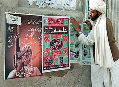 Un joven estudiante musulmn pega carteles llamando a la guerra santa en la localidad de Quetta, al suroeste de Afganistn.