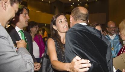 La diputada Elisa D&iacute;az saluda al rector de Alicante. 